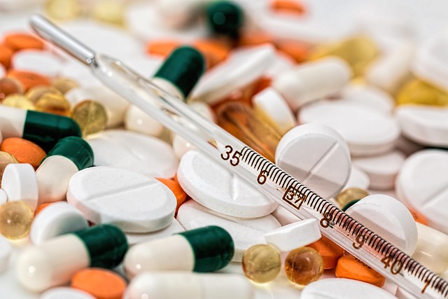 Farmaci e termometro per ricette e prescrizioni