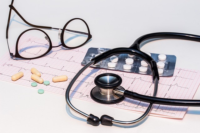 Tracciato ECG e stetoscopio sul tavolo per il consulto dei referti